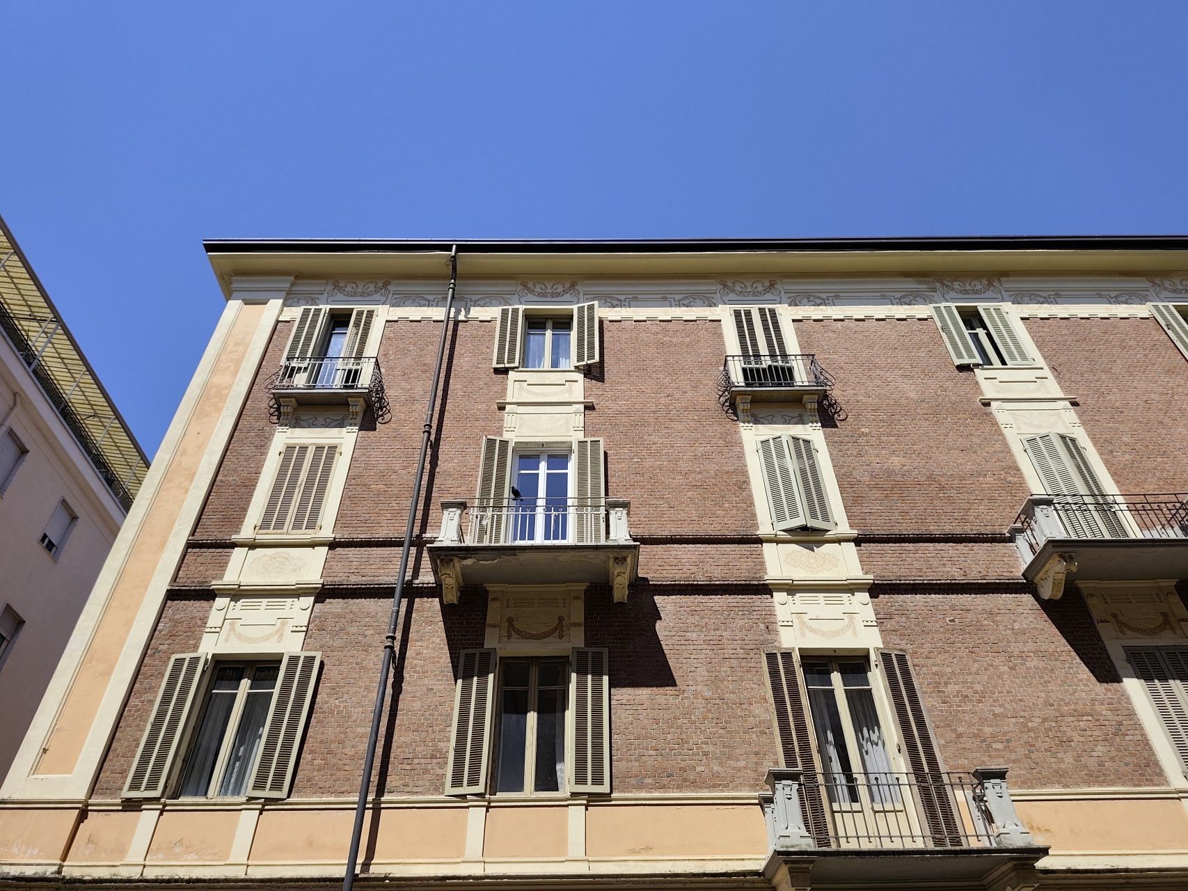 Cuneo, via F. Cavallotti, appartamento di cinque vani all'ultimo piano, ascensore - Cuneo