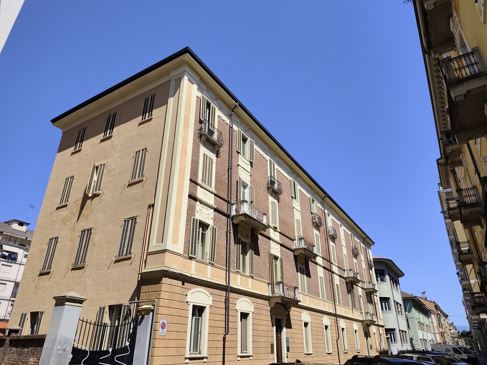 Cuneo, via F. Cavallotti, appartamento di cinque vani all'ultimo piano, ascensore - Cuneo