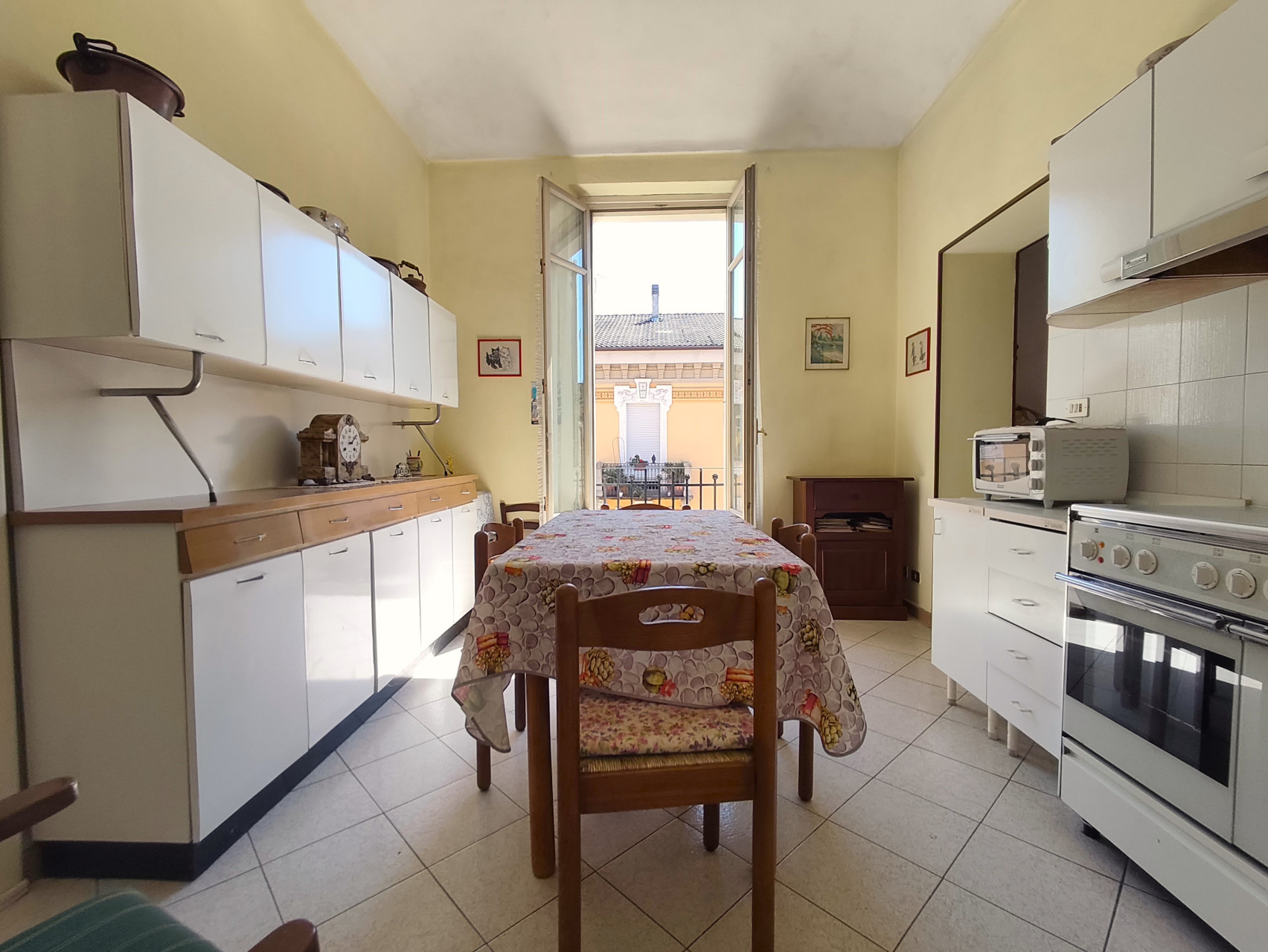 Cuneo, via F. Cavallotti, appartamento di cinque vani all'ultimo piano, ascensore - Cuneo