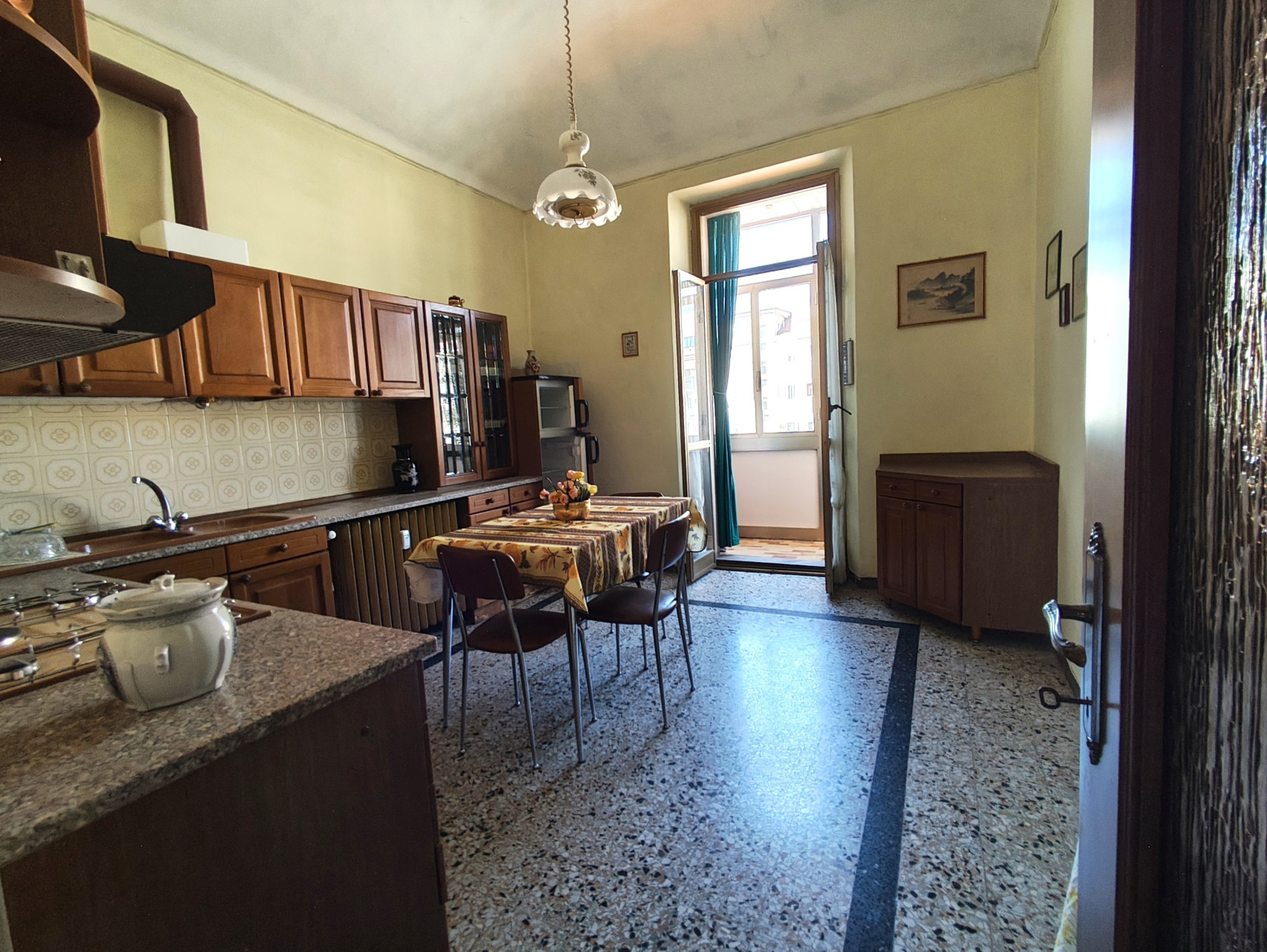 Cuneo, via F. Cavallotti, appartamento di cinque vani all'ultimo piano, ascensore - Cuneo