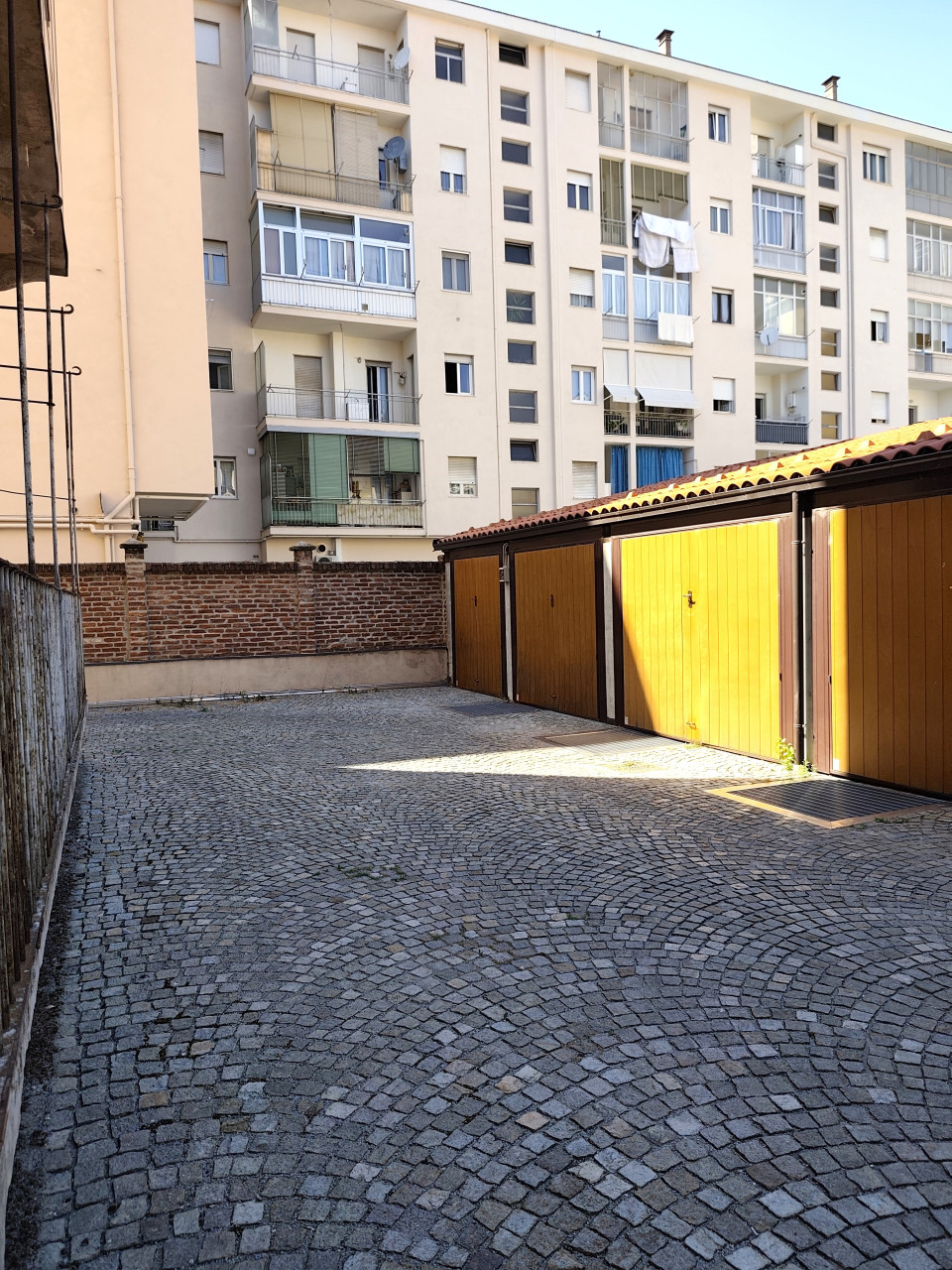 Cuneo, via F. Cavallotti, appartamento di cinque vani all'ultimo piano, ascensore - Cuneo